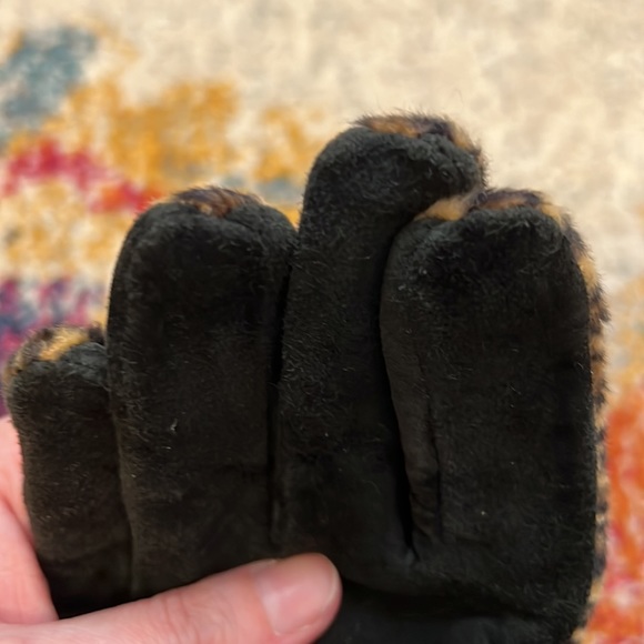 Faux leaopard print fur and genuine leather gloves - Picture 3 of 7